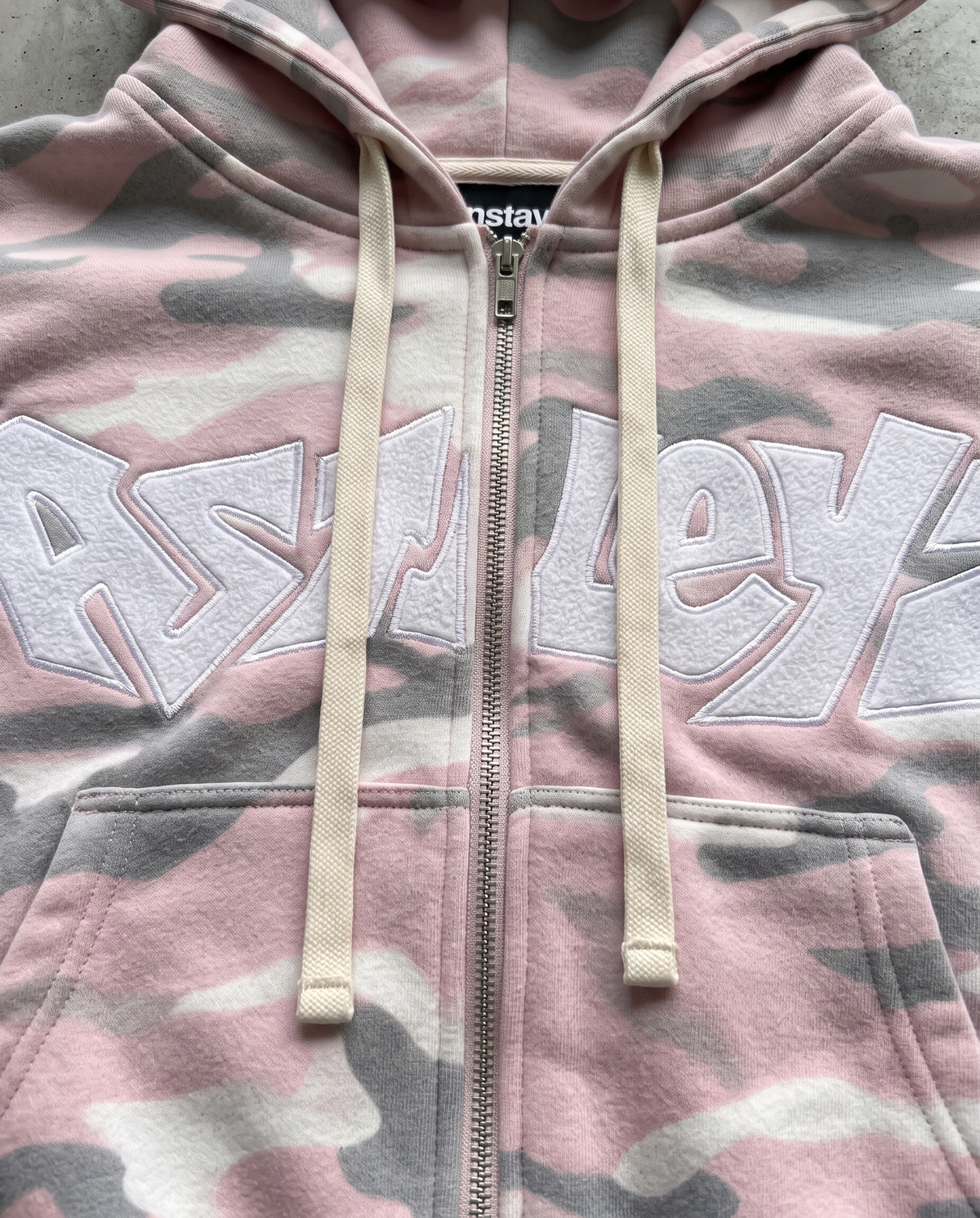 Astleyz Pink Camo Zip Set – logo detail