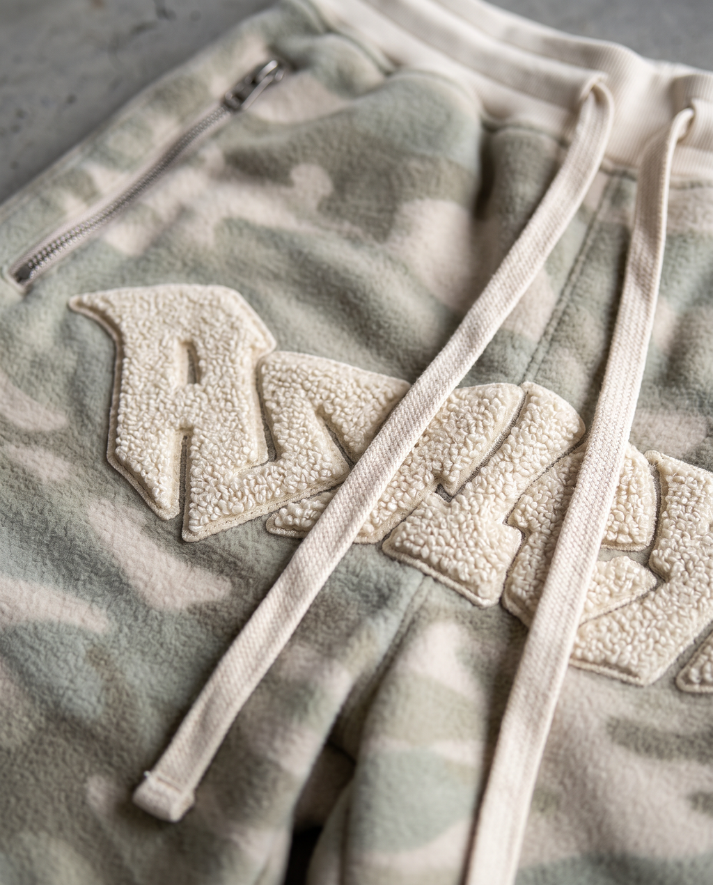 Astleyz Sand Camo Set – logo patch detail
